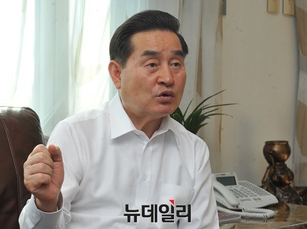 ▲ 제3지대로 나와 무소속이 된 이윤석 의원이 19일 오전 서울 여의도 자신의 사무소에서 4·13 총선 이후 첫 단독 인터뷰에 응하고 있다. ⓒ뉴데일리 이종현 기자
