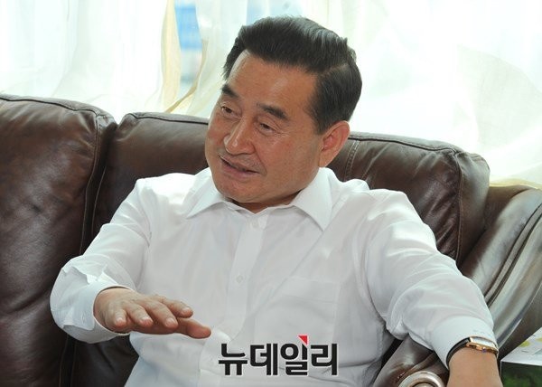 ▲ 제3지대로 나와 무소속이 된 이윤석 의원이 19일 오전 서울 여의도 자신의 사무소에서 4·13 총선 이후 첫 단독 인터뷰에 응하고 있다. ⓒ뉴데일리 이종현 기자