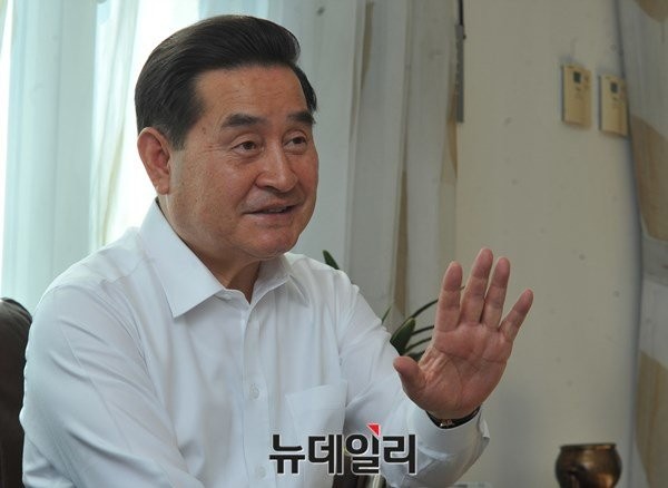 ▲ 제3지대로 나와 무소속이 된 이윤석 의원이 19일 오전 서울 여의도 자신의 사무소에서 4·13 총선 이후 첫 단독 인터뷰에 응하고 있다. ⓒ뉴데일리 이종현 기자