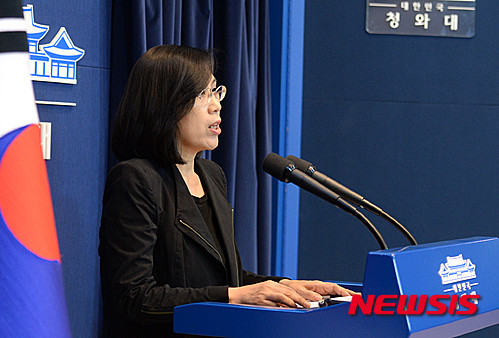 ▲ 김현숙 청와대 고용복지수석이 19일 오후 춘추관에서 19대 국회 마지막 본회의가 끝난것과 관련해 노동개혁 입법 관련 입장을 밝히고 있다. ⓒ뉴시스