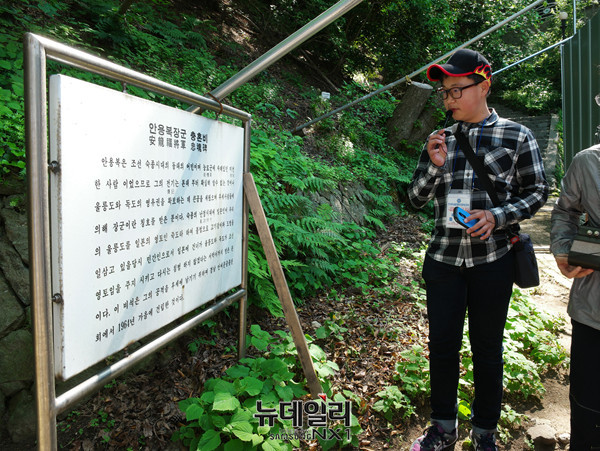 ▲ 안용복장군 충혼비 소개하는 부산동의중학교 동진혁 학생 ⓒ뉴데일리 정상윤