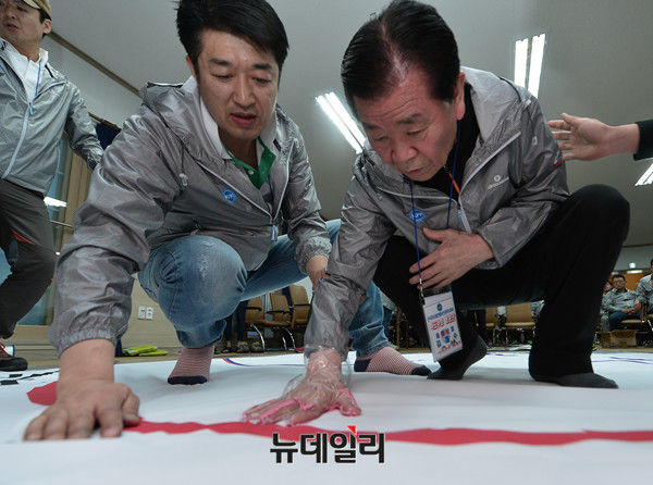 ▲ 독도사랑 핸드프린팅하는 김재수 단장 ⓒ뉴데일리 정상윤