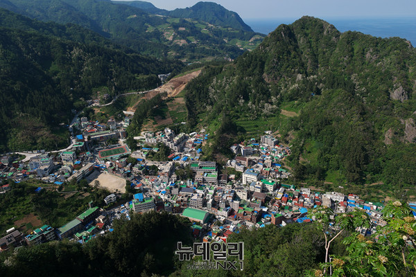 ▲ 독도전망대에서 본 울릉 도동 ⓒ뉴데일리 정상윤