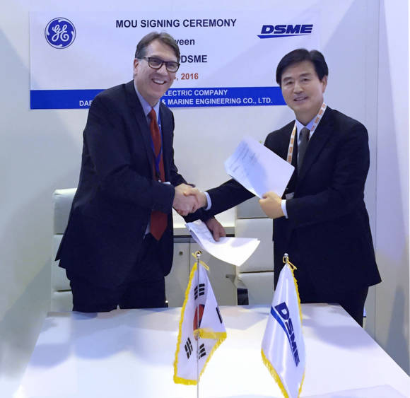 ▲ 최근 미국 휴스톤에서 대우조선해양 김장진 전무(오른쪽)와 GE 마린 솔루션 팀 슈와이커트 사장(왼쪽)이 해양 사업관련 양해각서를 체결한 뒤 악수를 하고 있다.ⓒ대우조선해양