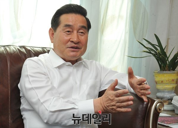 ▲ 이윤석 의원이 19일 오전 서울 여의도 자신의 사무실에서 4·13 총선 이후 단독 인터뷰를 갖고 근황과 향후 정치 계획에 대해 설명하고 있다. ⓒ뉴데일리 이종현 기자