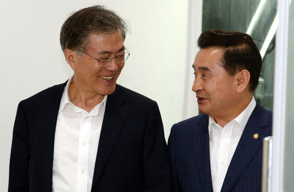 ▲ 더불어민주당 문재인 전 대표가 당대표 시절 이윤석 조직본부장과 전남 지역 의원 회동에 참석하고 있다. 이날은 전남 지역 의원 회동이었기 때문인지 유난히 문재인 전 대표가 이윤석 의원에게 따뜻한 대화를 건네고 있다. ⓒ뉴시스 사진DB