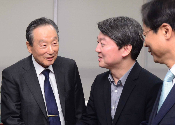 ▲ 국민의당 안철수 대표가 권노갑 상임고문의 입당을 환영하고 있다. ⓒ뉴시스 사진DB