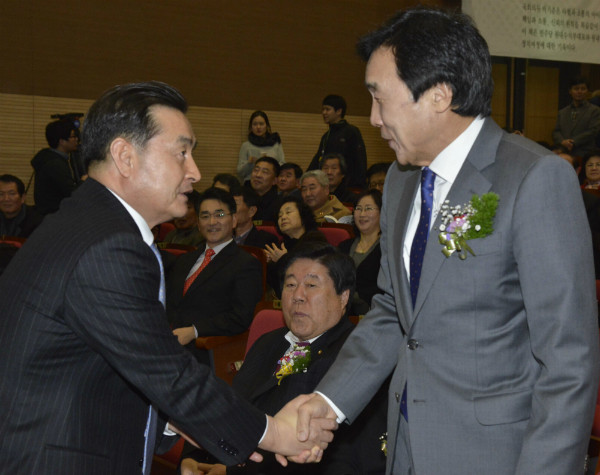 ▲ 이윤석 의원이 더불어민주당 손학규 전 대표와 악수를 나누고 있다. ⓒ뉴시스 사진DB