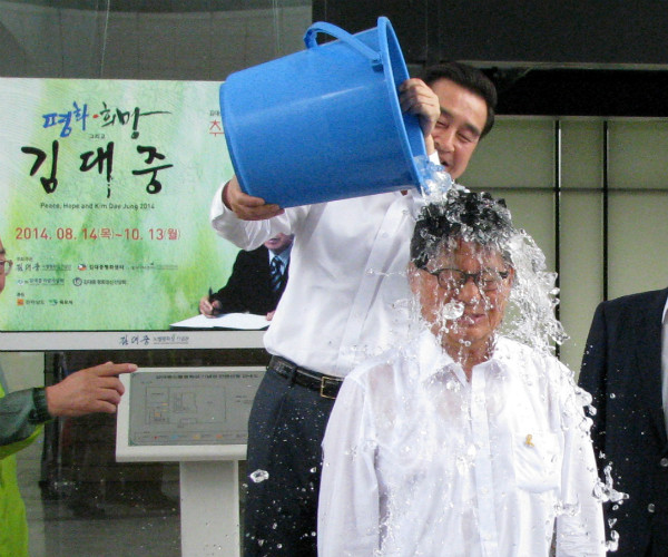 ▲ 이윤석 의원이 국민의당 박지원 원내대표의 아이스 버킷 챌린지를 맞아 머리 위에서 얼음물을 들이붓고 있다. ⓒ뉴시스 사진DB