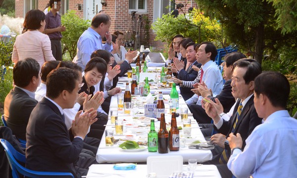 ▲ 더불어민주당 소속 의원들이 지난 19일 경기도 부천에 있는 원혜영 의원의 자택에서 '쫑파티'를 열었다. ⓒ뉴시스 DB