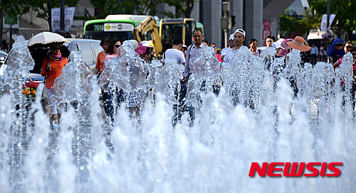 ▲ 전국 대부분이 30도 가까이 올라 무더위가 기승을 부린 지난 18일 오후 시민들이 서울 종로구 광화문 광장 분수를 바라보며 지나가고 있다. 2016.05.18. ⓒ뉴시스