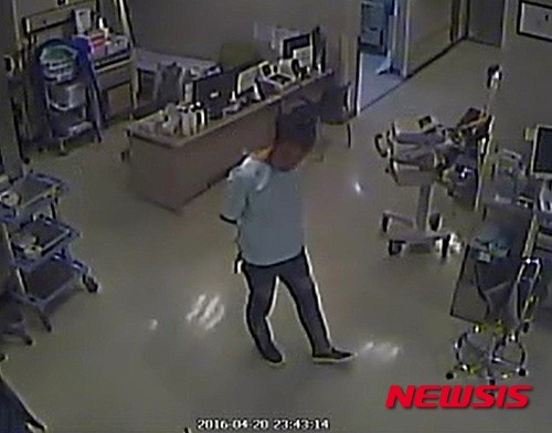 ▲ 병원 응급실 폐쇄회로TV에 잡힌 이창명의 모습.   ⓒ 서울 영등포경찰서 제공 / 뉴시스