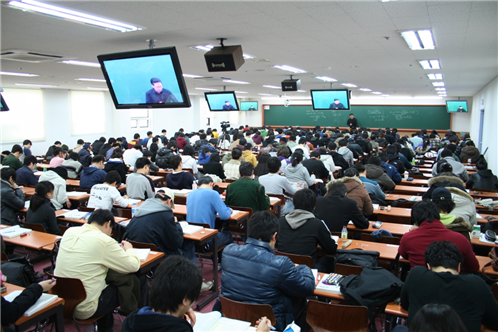 ▲ 공무원 시험 준비 학원의 풍경. 빈자리가 없을 정도로 수많은 사람들이 고시를 준비한다. 마치 조선시대 과거시험을 연상시킨다. Ⓒ기독일보