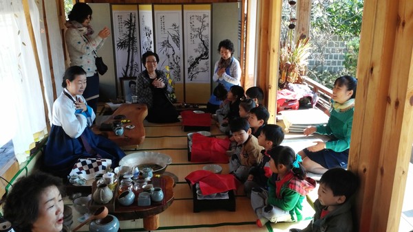▲ 육영수생가에서는 29일까지 전통차 체험 프로그램을 운영하고 있다.ⓒ옥천군