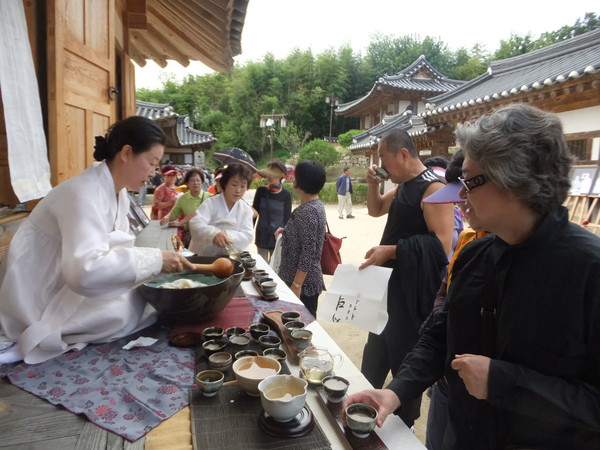 ▲ 육영수생가 방문객은 29일까지 누구나 전통차를 무료로 체험할 수 있다. ⓒ옥천군