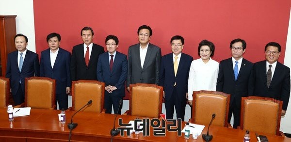 ▲ 새누리당이 끝없는 계파갈등을 이어가면서 국민들의 지지를 잃고 있다. 사진은 지난 16일 새누리당 비대위 상견례 자리. ⓒ뉴데일리 이종현 기자