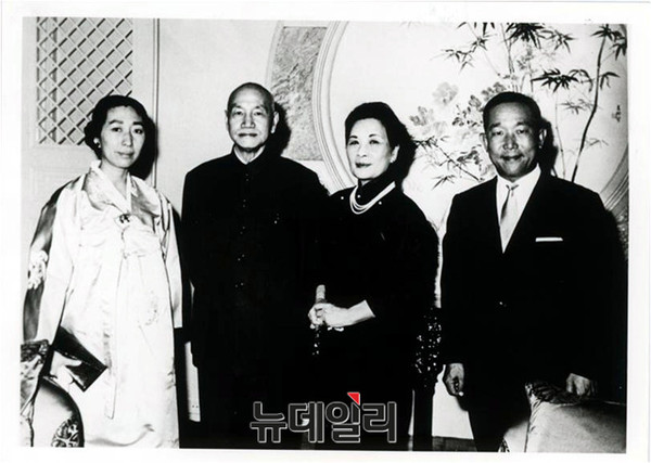 ▲ 故 김신 장군이 1939년 충칭에서 아버지 김구 선생, 형과 함께 찍은 사진.          (왼쪽부터 형 김인, 아버지 김구 선생, 김신 장군).ⓒ공군