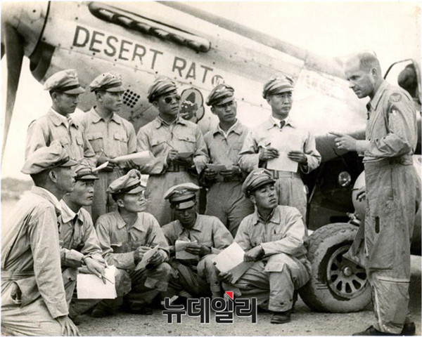 ▲ 故 김신 장군이 1939년 충칭에서 아버지 김구 선생, 형과 함께 찍은 사진.          (왼쪽부터 형 김인, 아버지 김구 선생, 김신 장군).ⓒ공군