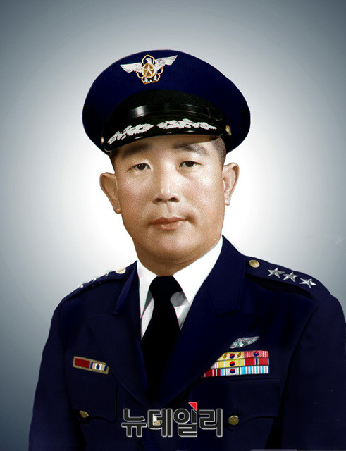 ▲ 제6대 공군참모총장 故 김신 장군 정복사진.ⓒ공군