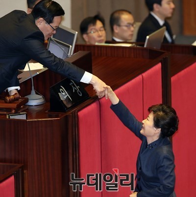 ▲ 박근혜 대통령이 지난 2월 16일 오전 서울 여의도 국회 본회의장에서 특별연설을 마친 후 정의화 국회의장과 악수를 나누고 있다.