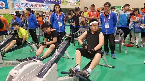 ▲ 사진은 세종시 선수단중 은메달을 거둔 노승환 학생(머리에 하얀 밴드를 한 우측)이 실내조정 경기에 나설 준비를 하고 있다ⓒ세종시교육청