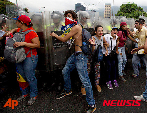 ▲ 베네수엘라 카라카스에서 11일(현지시각) 니콜라스 마두로 대통령의 탄핵을 요구하는 반정부 시위대가 경찰과 대치하고 있다.  ⓒ 뉴시스
