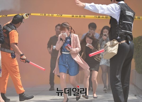 ▲ 2015년 충무훈련 중 직장인들이 대피훈련을 하는 모습. ⓒ뉴데일리 DB