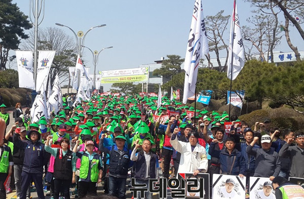 ▲ 전국교육공무직본부 충북지부가 지난달 1일 도교육청 앞에서 임금협상을 위한 시위을 벌이고 있다.ⓒ김종혁 기자