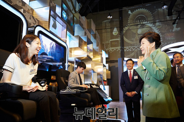 ▲ 박근혜 대통령이 20일 경기도 고양시 일산서구에서 열린 ’K-컬처 밸리’ 기공식에 참석해 홍보관에서 가상현실 탑승형 시뮬레이터 시연을 본 후 소감을 물어 보고 있다. ⓒ뉴데일리