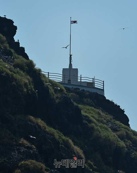 ▲ 독도에 펄럭이는 태극기 ⓒ 뉴데일리 정상윤