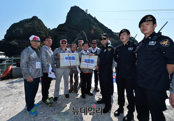 ▲ 방문객 마중 나온 독도경비대 ⓒ 뉴데일리 정상윤