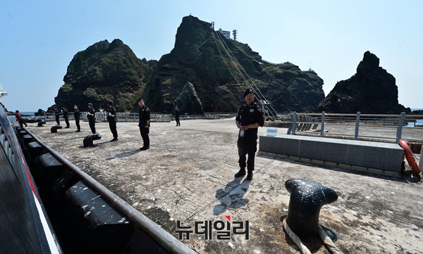 ▲ 방문객 마중 나온 독도경비대 ⓒ 뉴데일리 정상윤
