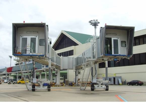 ▲ 적도 기니에 수출예정인 높낮이가 일정한'무단차탐승교' 모습ⓒ한국공항공사