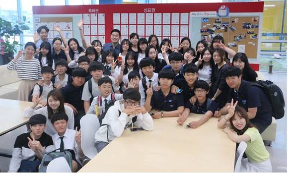 ▲ 진로동아리 학생들이 인토피아 골든서클 프로그램의 일환으로 지난 18일 판도라TV 방문했다.ⓒ