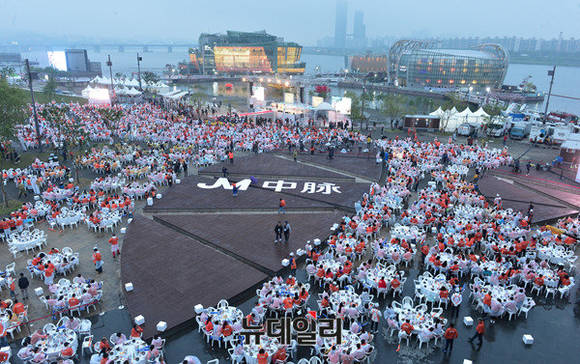 ▲ 지난 5월 6일 반포 한강공원에서 진행된 중마이그룹 환영 삼계탕 만찬 현장. ⓒ정상윤 기자