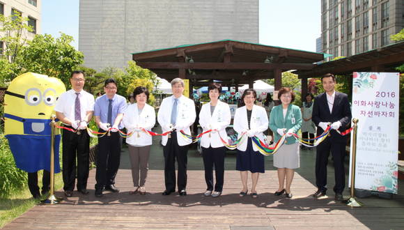 ▲ 이화사랑나눔 자선바자회 개최를 기념하기 위해 김승철 이화의료원장(왼쪽에서 네 번째)와 유경하 이대목동병원장(왼쪽에서 다섯 번째), 김영주 이화의료선교회장(왼쪽에서 여섯 번째) 등 경영진이 테이프 커팅식을 가졌다.ⓒ이대목동병원 제공