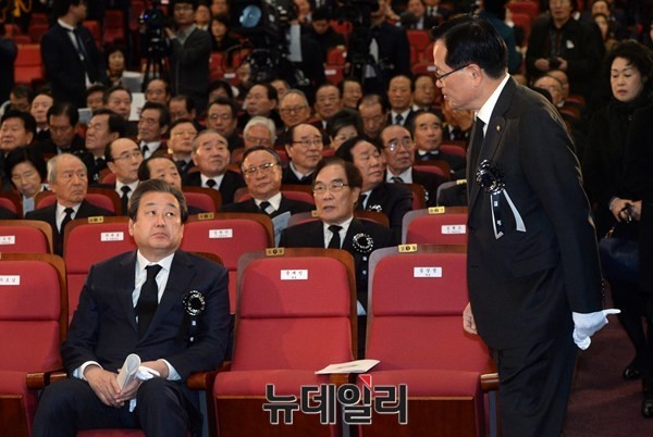 ▲ 故 이만섭 국회의장 국회장 영결식에 참석한 정의화 국회의장과 김무성 새누리당 대표가 어색한 표정으로 쳐다보고 있다. ⓒ 뉴데일리 DB