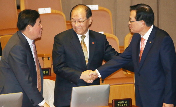 ▲ 황우여 사회부총리가 최경환 경제부총리에게 정의화 국회의장에게 악수를 권하는 모습 ⓒ 뉴시스