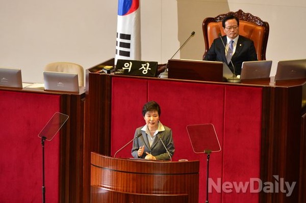 ▲ 국회 본회의장에서 시정연설은 하는 박근혜 대통령, 뒤쪽 의장석에 정의화 의장이 앉아 있다. ⓒ 뉴데일리 DB