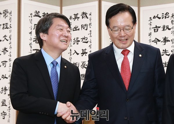 ▲ 정의화 의장이 안철수 국민의당 대표와 악수를 나누며 웃고 있다. ⓒ 뉴데일리 DB