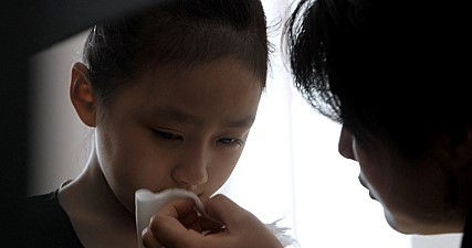 ▲ 영화 '태양 아래' 중 주인공 진미가 눈물을 흘리고 있는 장면.ⓒ영화 '태양 아래' 스틸컷