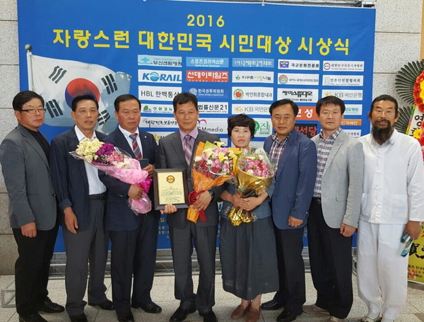 ▲ 박유식 과장(가운데)이 수상 후 부인, 직원들과 기념촬영을 가졌다.ⓒ단양군