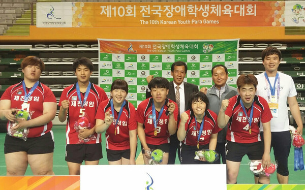 ▲ 제천청암학교 배구팀이 우승 후 화이팅을 외치고 있다.ⓒ제천청암학교