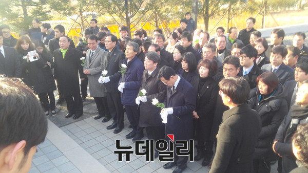 ▲ 국민의당 안철수 상임 공동대표가 지난 1월 경남 김해 봉하마을을 방문해 故 노무현 전 대통령의 묘를 참배하고 있다. 당시 안철수 대표는 친노 성향 지지자의 피켓 시위가 벌어지는 등 냉대를 받은 바 있다. ⓒ뉴데일리 임재섭 기자