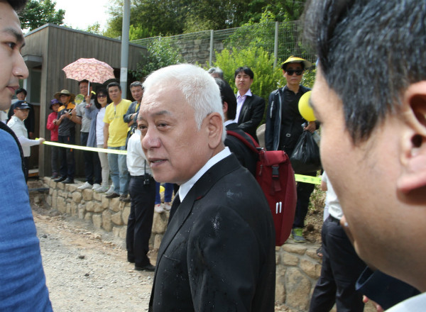 ▲ 지난해 5월 23일 경남 김해 봉하마을에서 열린 노무현 6주기 추도식에 참석하고 나서던 김한길 의원에게 물이 흩뿌려지고 흙덩이가 던져지고 있다. ⓒ뉴시스 사진DB