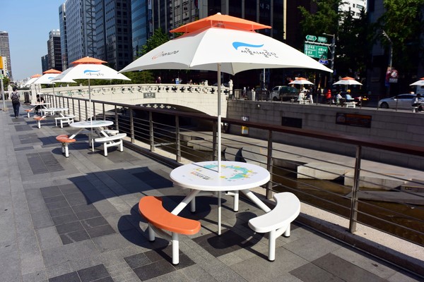 ▲ 서울 청계천 변에 설치된 파라솔 의자 ⓒ서울시