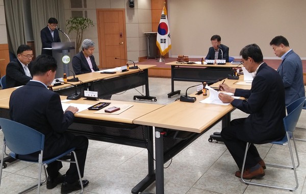 ▲ 충북 청주시 교통관련 업무담당자, 개인·법인 택시운송사업조합, 노조 대표, 전문가 및 시민단체 등이 지난 20일 제2차 택시감차 위원회의를 열고있다.ⓒ청주시