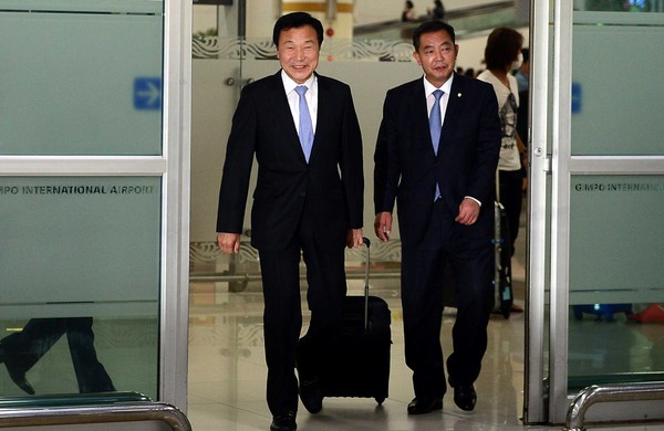 ▲ '새판짜기' 언급으로 정계복귀를 시사한 손학규(왼쪽) 전 더불어민주당 상임고문이 3박 4일간의 방일 일정을 마치고 22일 오후 서울 김포국제공항을 통해 귀국하고 있다. ⓒ뉴시스