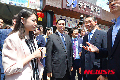 ▲ 22일 오전 서울 종로구 동양예술극장을 방문한 류치바오(劉奇葆)(가운데) 中공산당 중앙 선전부장 중국영화 상설상영관을 둘러보고 있다.ⓒ뉴시스.무단전재 및 재배포 금지.