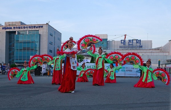▲ 한국예총 대전시회연합회가 지난 21일 대전역 서광장에서 국립철도박물관 대전유치성공기원제를 지내고 있다.ⓒ대전시